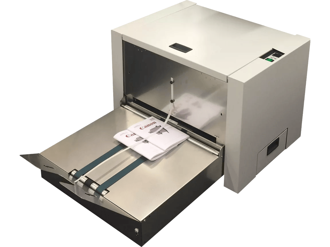 SDD Pres Kırpma Modülü: Close-up of a booklet being fed into a trimming machine.