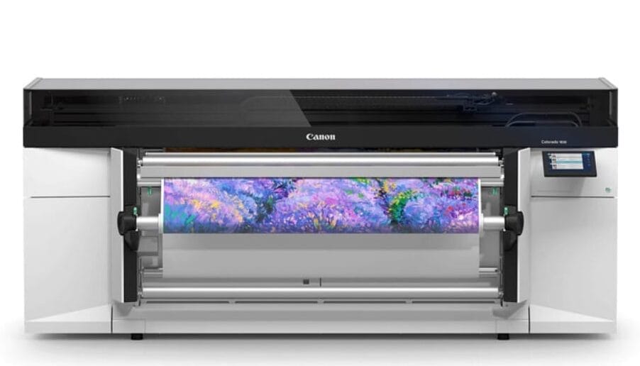 Canon Colorado M serisi rulodan ruloya UV baskı makinesi, renkli baskı örneği ile.